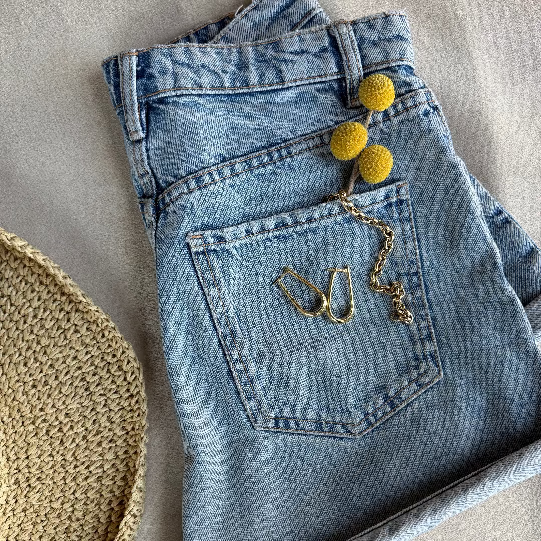 aros argolla larga sobre shorts playeros