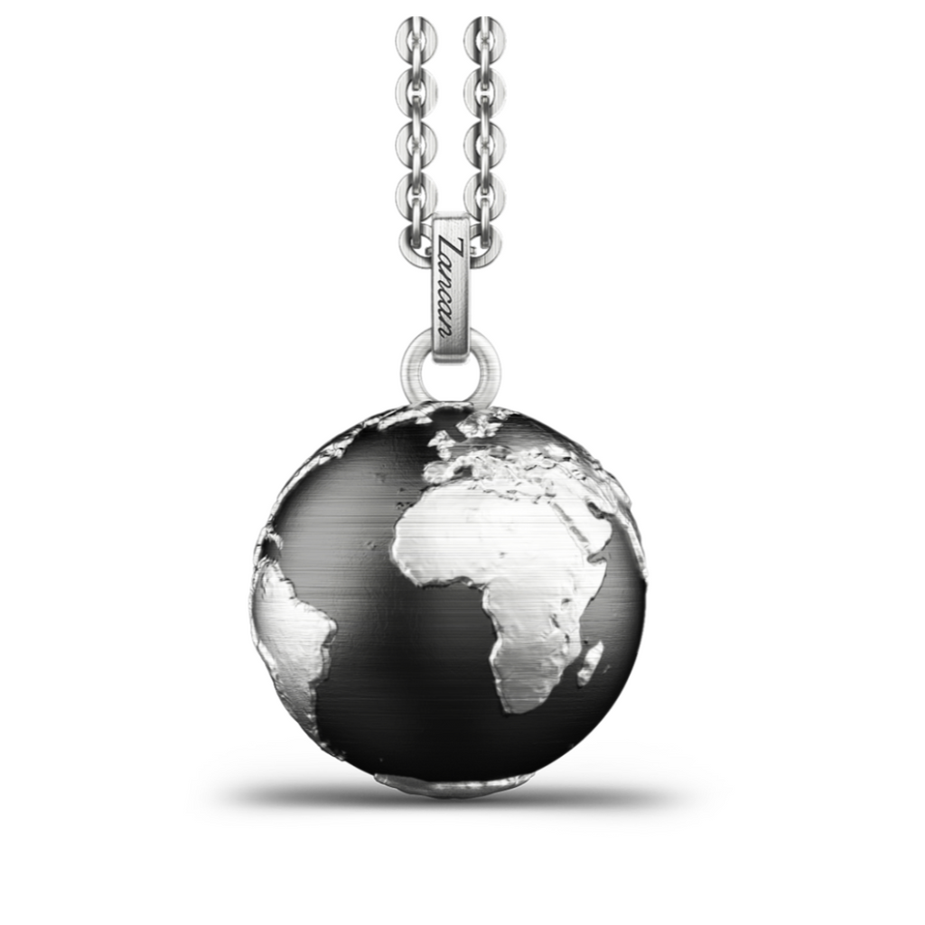 Cadena de plata con colgante del mundo.

La plata se trata de forma natural con óxido de azufre para crear el efecto degradado. Marca italianza, Zancan.
