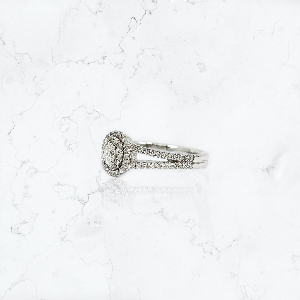 anillo de compromiso de oro blanco de 18K ovalado con diamantes 