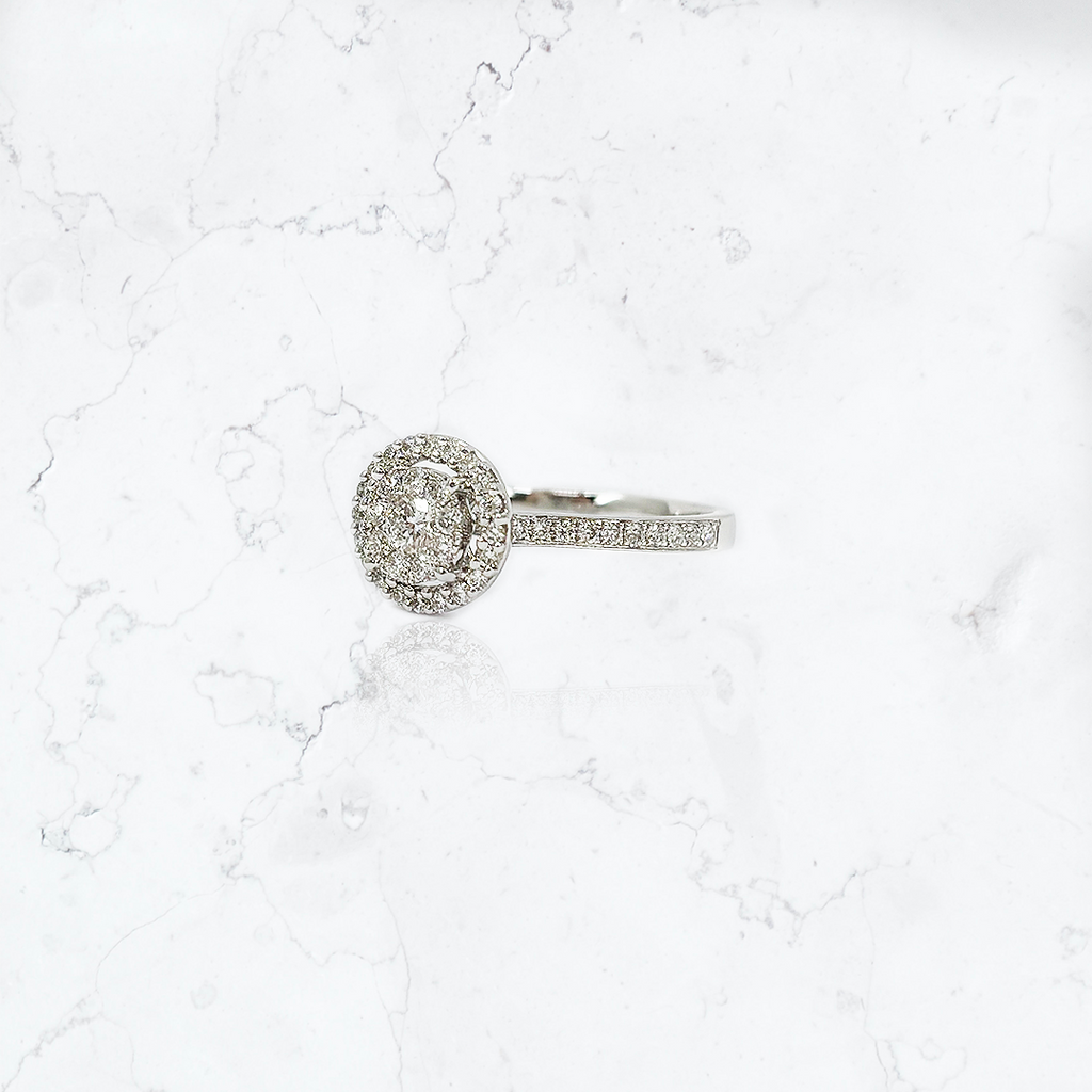 anillo de compromiso de oro blanco de 18K con diamantes