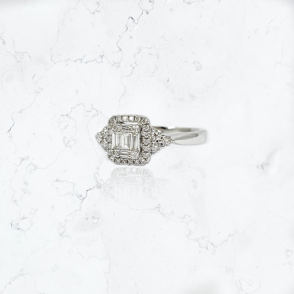 anillo de compromiso de oro blanco con diamantes y baguette