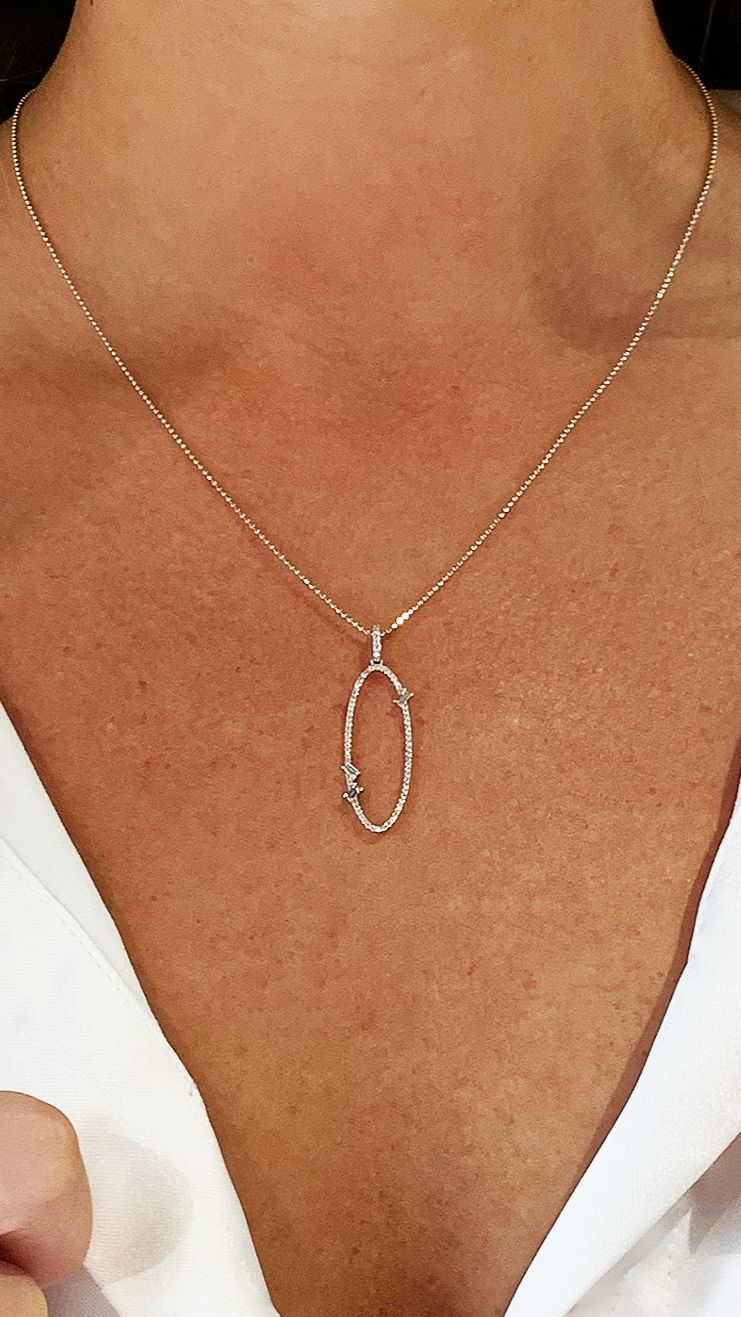 collar de oro blanco con diamantes en forma de ovalo