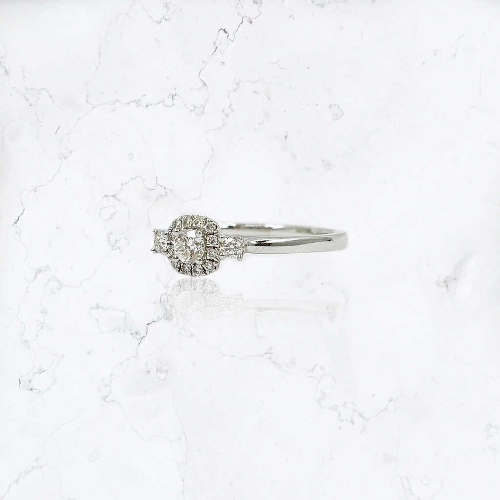 anillo de compromiso de oro blanco de 18K con diamantes