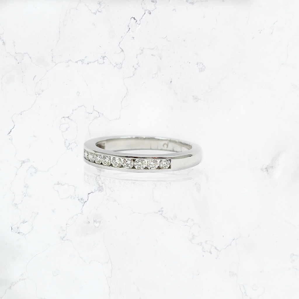 anillo de compromiso medio cintillo de platino con diamantes 