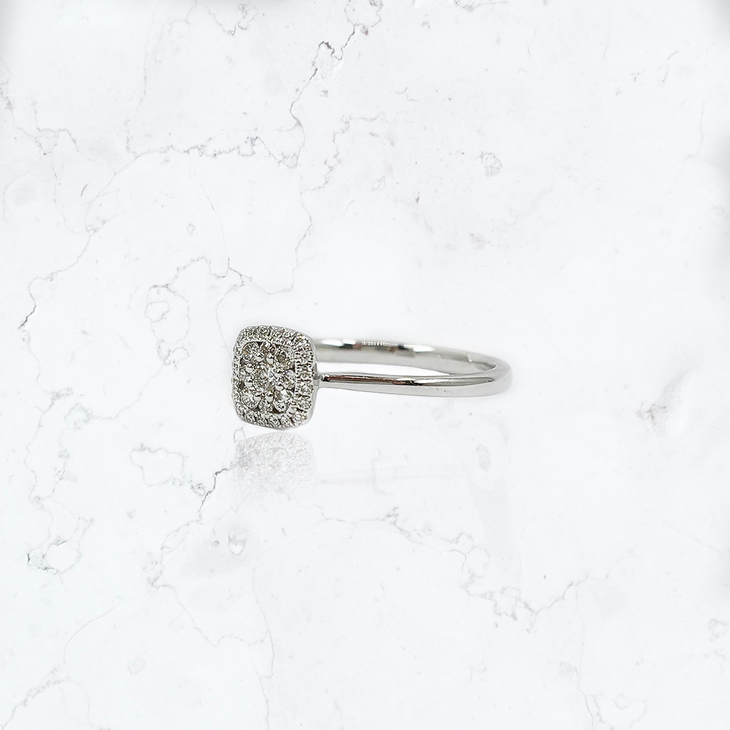 anillo de oro blanco de 18K con diamantes