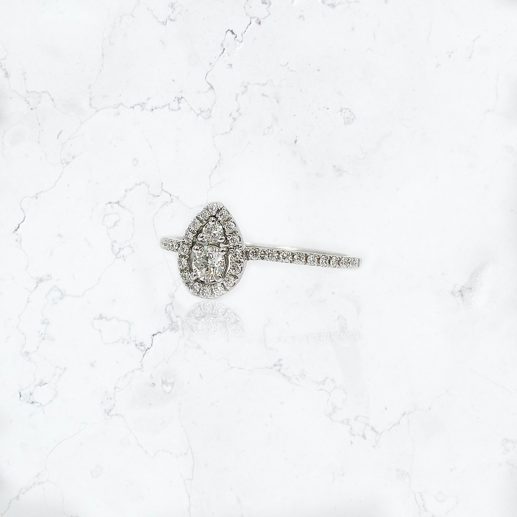 anillo de compromiso de oro blanco y diamantes con forma de gota 