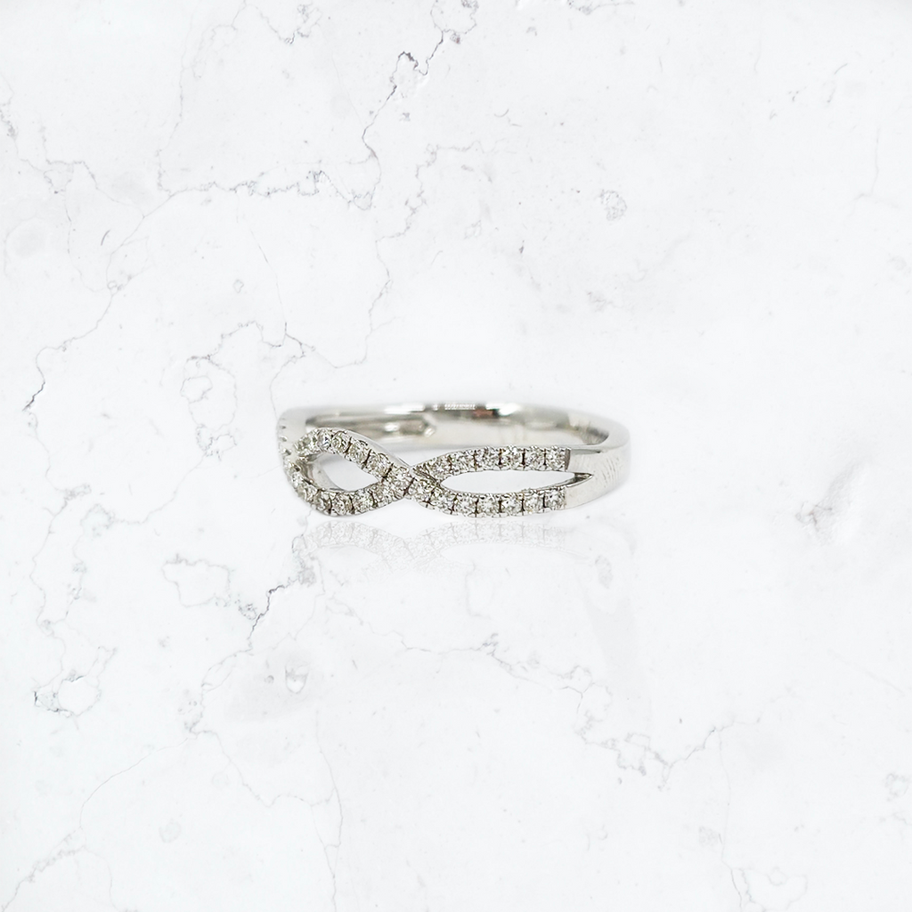 anillo de compromiso de oro blanco de 18K con diamantes entrelazado
