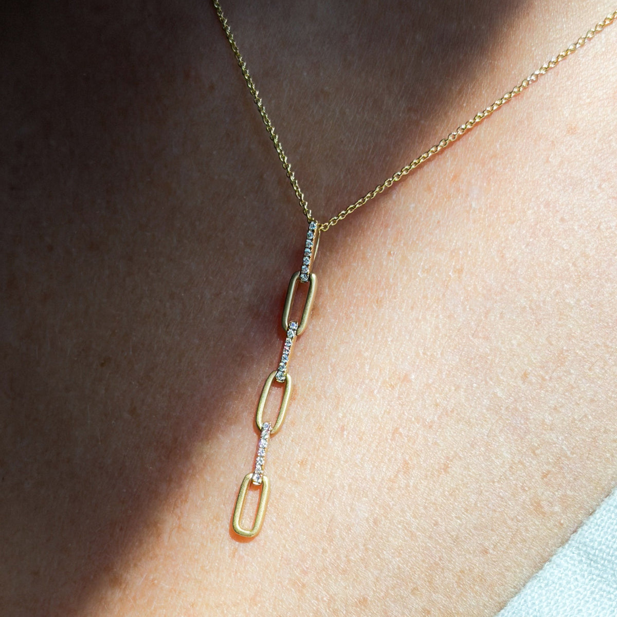 collar con eslabones y diamantes en cuello